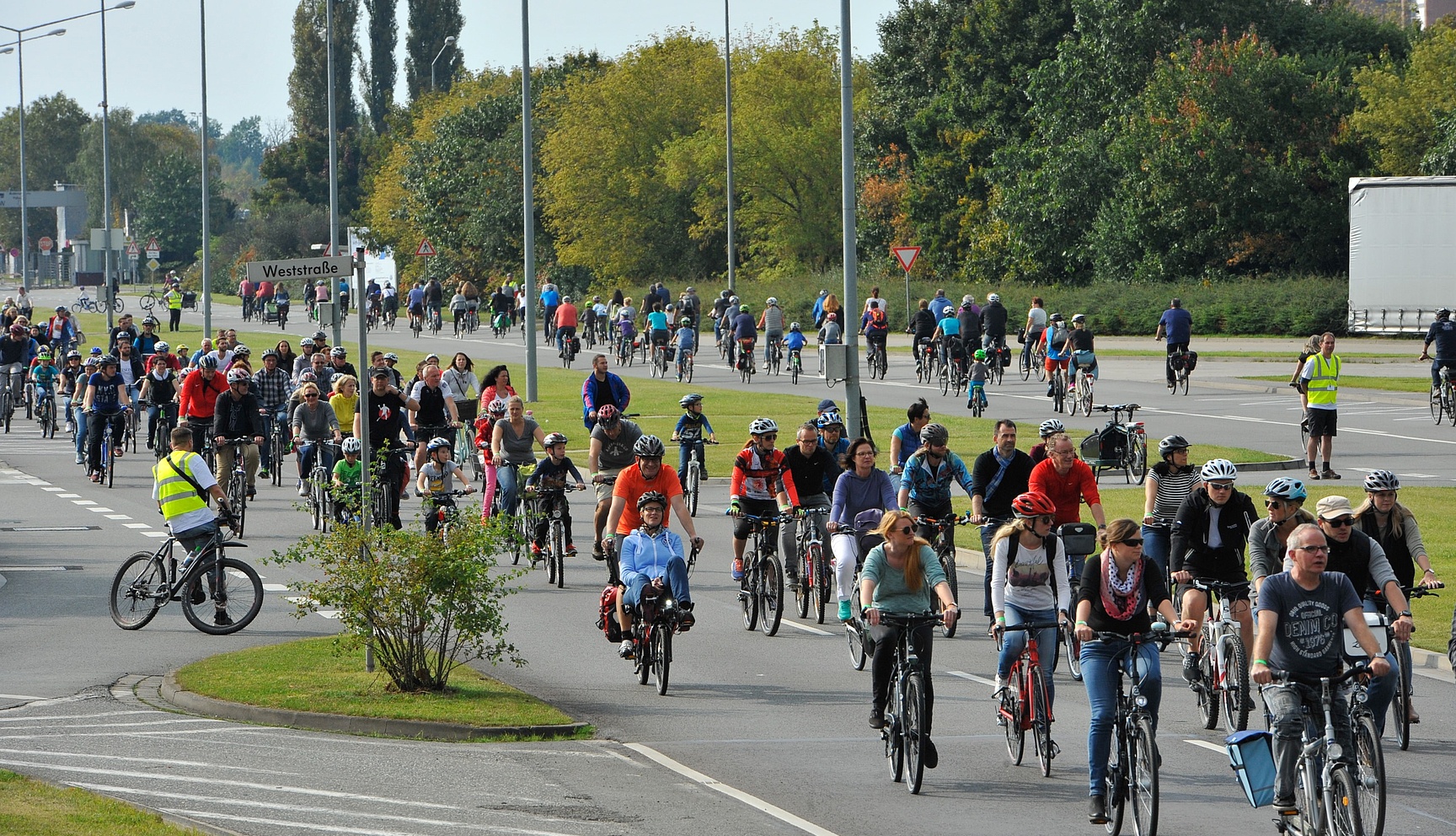 Charity Bike Tour Wolfsburg Über 800 Mitarbeiter, deren Familien und Freunde fahren durch das Werk.